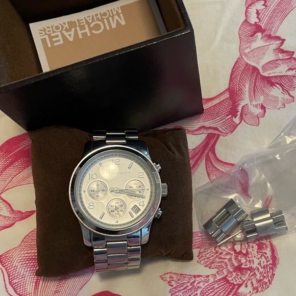 ❤️ Michael Kors Watch ❤️ with Working Battery! - Picture 8 of 8